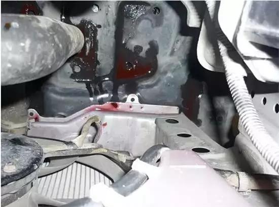 开车突然闻到汽油味,开车时闻到一股焦糊味怎么回事