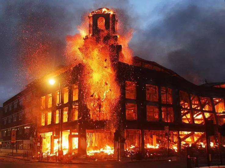 看他们正在踢足球是什么时态,当我们看足球时我们在看什么