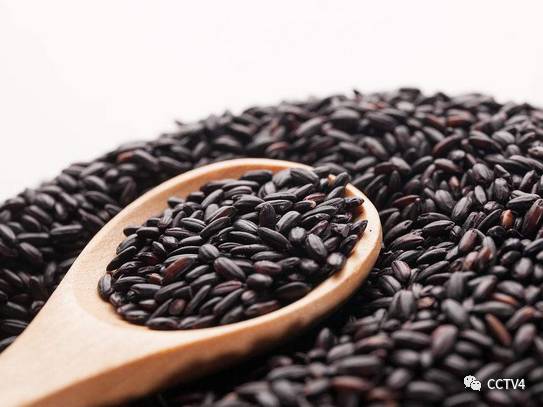 秋天一到就很会掉头发,如何解决头发枯黄脱发问题