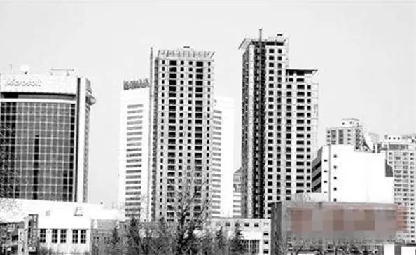 17岁落魄街头，他靠*血卖**度日，如今身价百亿娶泰国公主