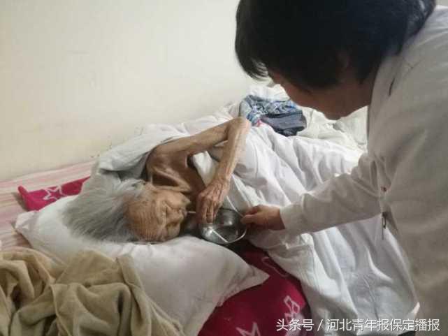 诊室里的“别样风景”——保定甄大夫带着九旬母亲上班