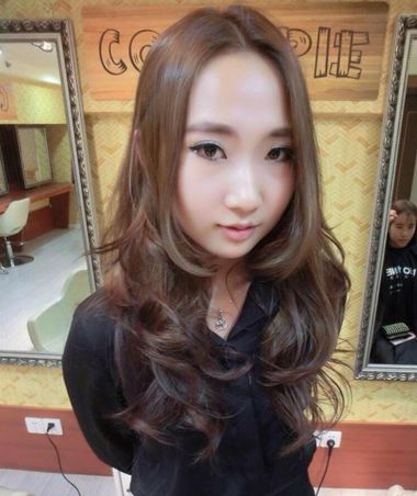 好看的女生微卷发型图片大全集,女生好看中短发发型图片大全