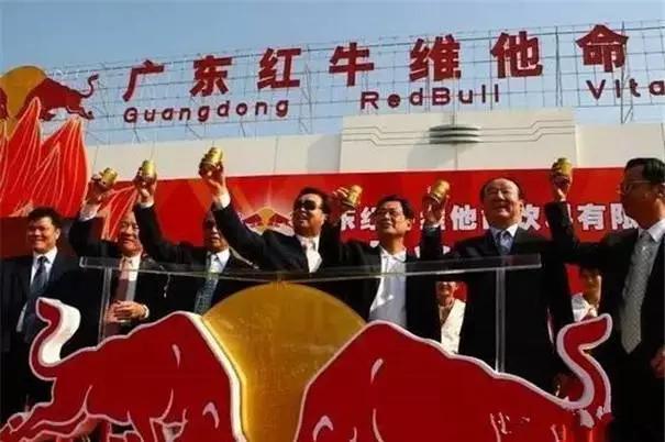 17岁落魄街头，他靠*血卖**度日，如今身价百亿娶泰国公主