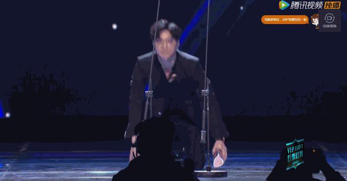 张艺兴下跪韩国,张艺兴单膝下跪演唱会