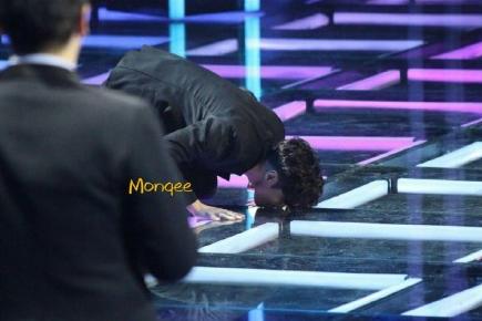 张艺兴亲吻视频,张艺兴双膝跪地舞台