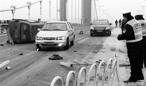 警察拽住悬空汽车,交警化身超人救被困市民