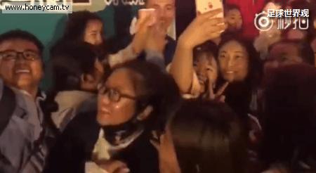 东欧小国球员来中国小城踢邀请赛观众蜂拥与他合影乐坏了