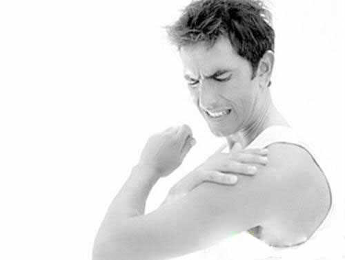 打羽毛球肩膀疼痛有弹响,羽毛球发力肩膀疼痛