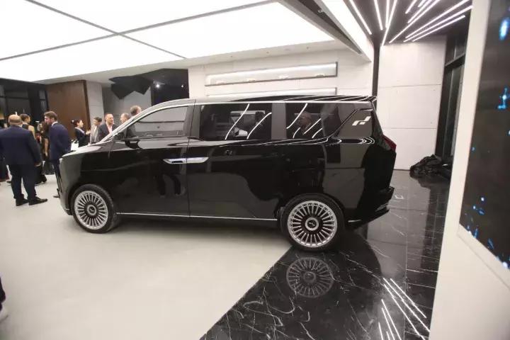 在迪拜繁华的CityWalk街区展厅，我看到了一辆中国品牌的电动车