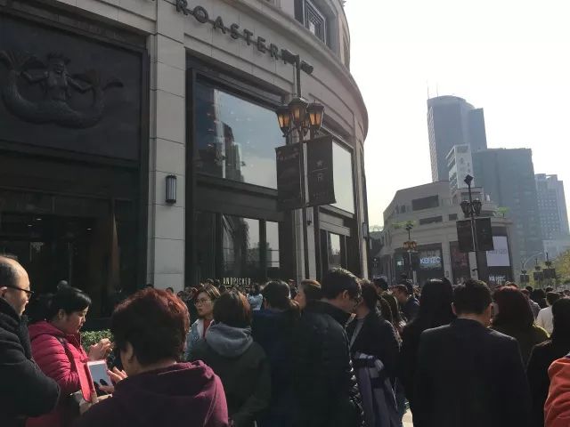 上海新网红！星爸爸全球最大烘焙工坊开业第一天，队伍长到害怕