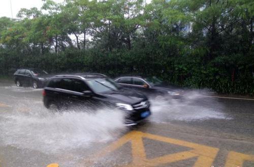 车内积水如何自行处理,怎样处理车内积水