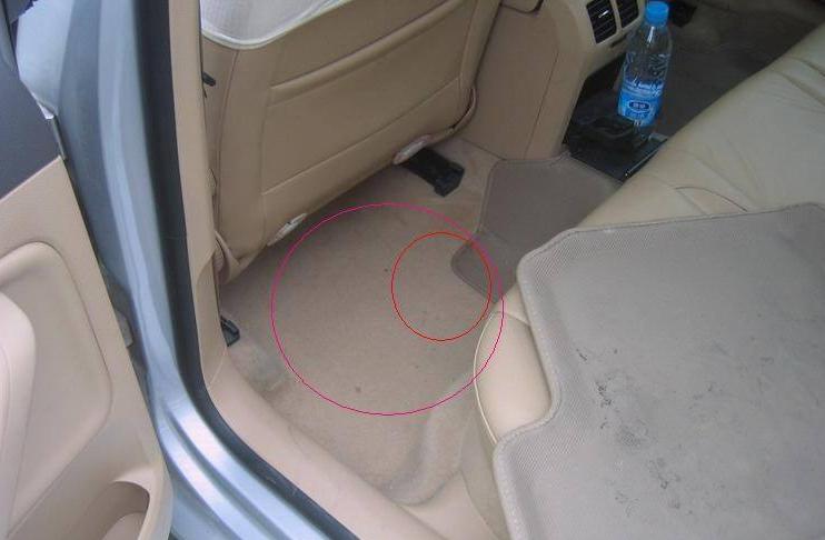 车内积水如何自行处理,怎样处理车内积水