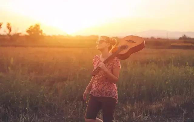 想学吉他必须要会曲谱吗,想学吉他就必须得会唱歌吗