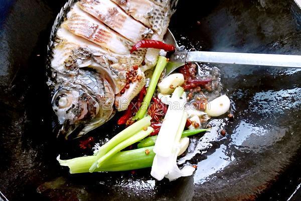 懒人版炖鱼营养又美味,入味好吃不腥的炖鱼