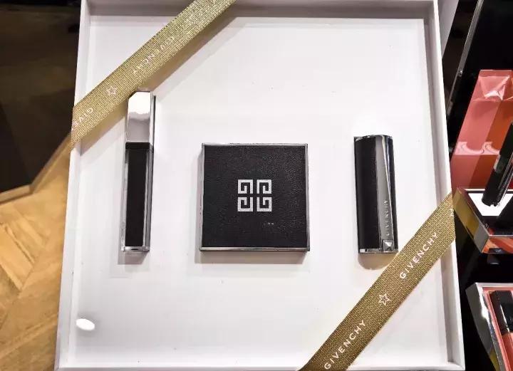 去年的衣服配不上今年的你,去年的首饰配不上今年的你了