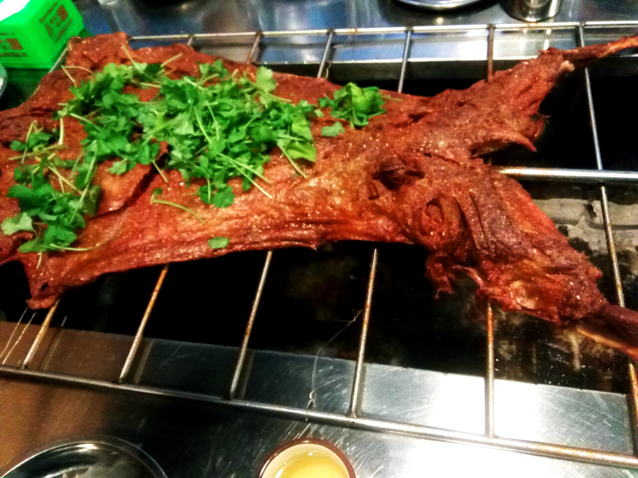 晚上吃烤全羊真实视频,这才是烤全羊的正确打开方式