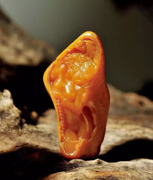 比钻石还贵的石头一克可以卖2亿,假如石头比钻石要贵