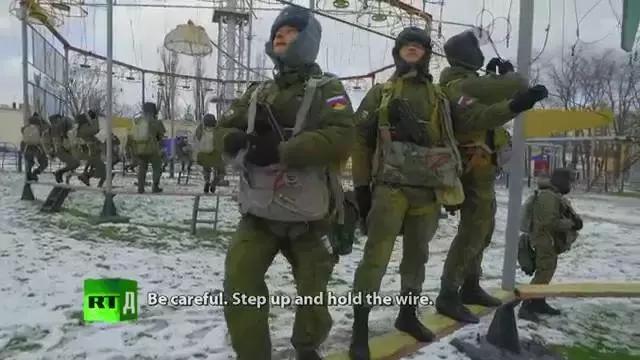 空降兵跳伞为什么要双腿弯曲,空降兵在跳伞的过程中有危险吗