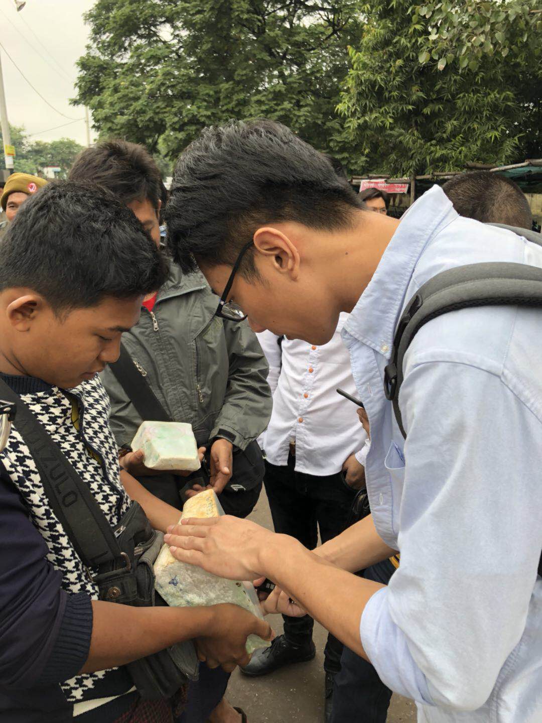 缅甸曼德勒角湾翡翠市场原石收购,缅甸角湾翡翠交易市场