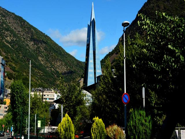 欧洲小国，将法国和西班牙印在*旗国**上，嘲笑中国足球一万光年