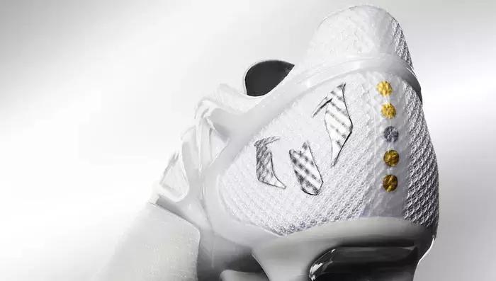 c罗和梅西的共创球鞋,c罗第五个金球奖在哪个队拿的