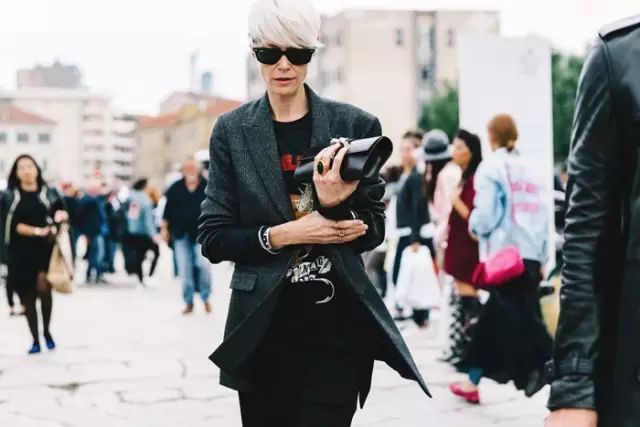 这些穿搭充满着青春时尚感,这些时髦单品让你人见人爱