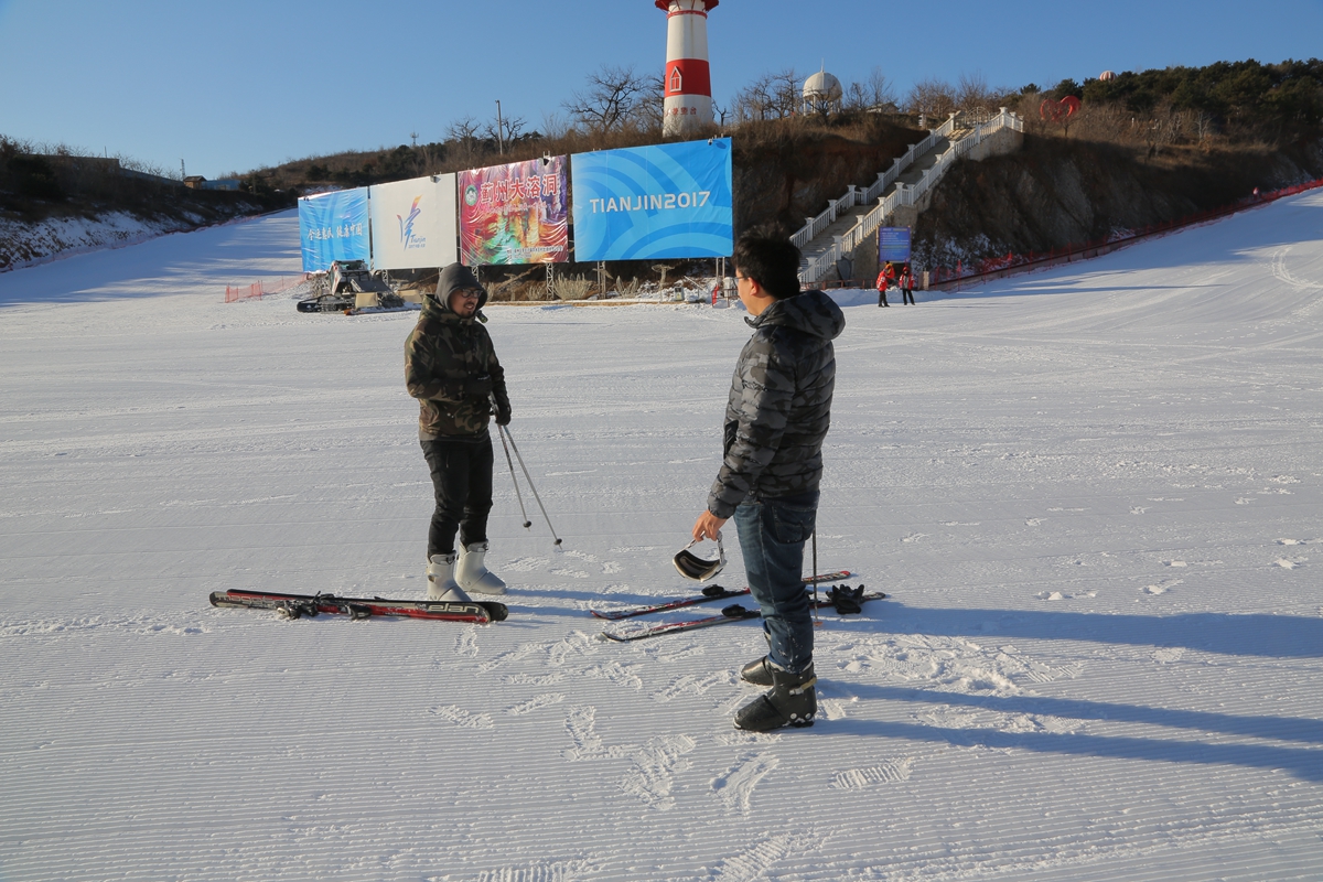 盘点雪天路滑摔倒爆笑场面,自驾游雪地上遇到突发事件