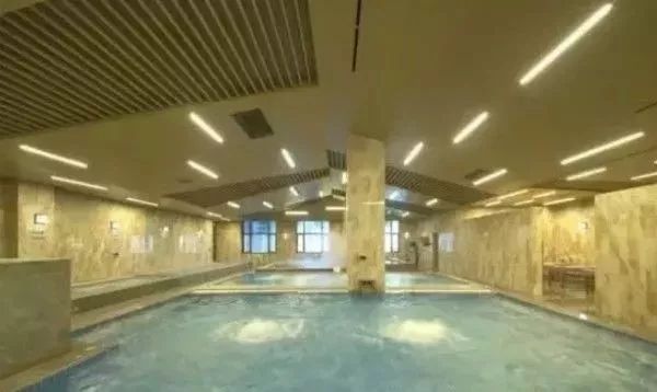 假期冬天泡个温泉放松一下,周末了外面有点冷