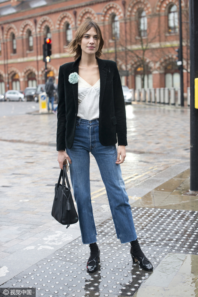 奶茶色短靴和复古蓝牛仔裤搭配吗,直筒牛仔裤搭配马丁短靴