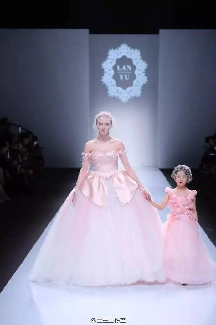 兰玉婚纱秀视频,兰玉婚纱走秀