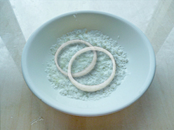 洋葱圈裹淀粉,洋葱圈上面撒什么粉比较好