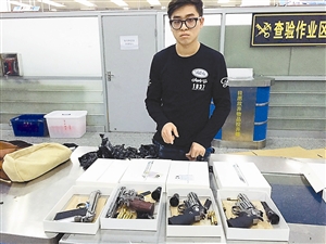 两位香港旅客帮带iPad入境不料竟会是仿真枪