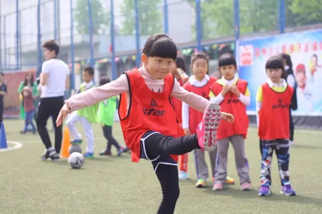 亲子足球如何开展,足球公益课亲子