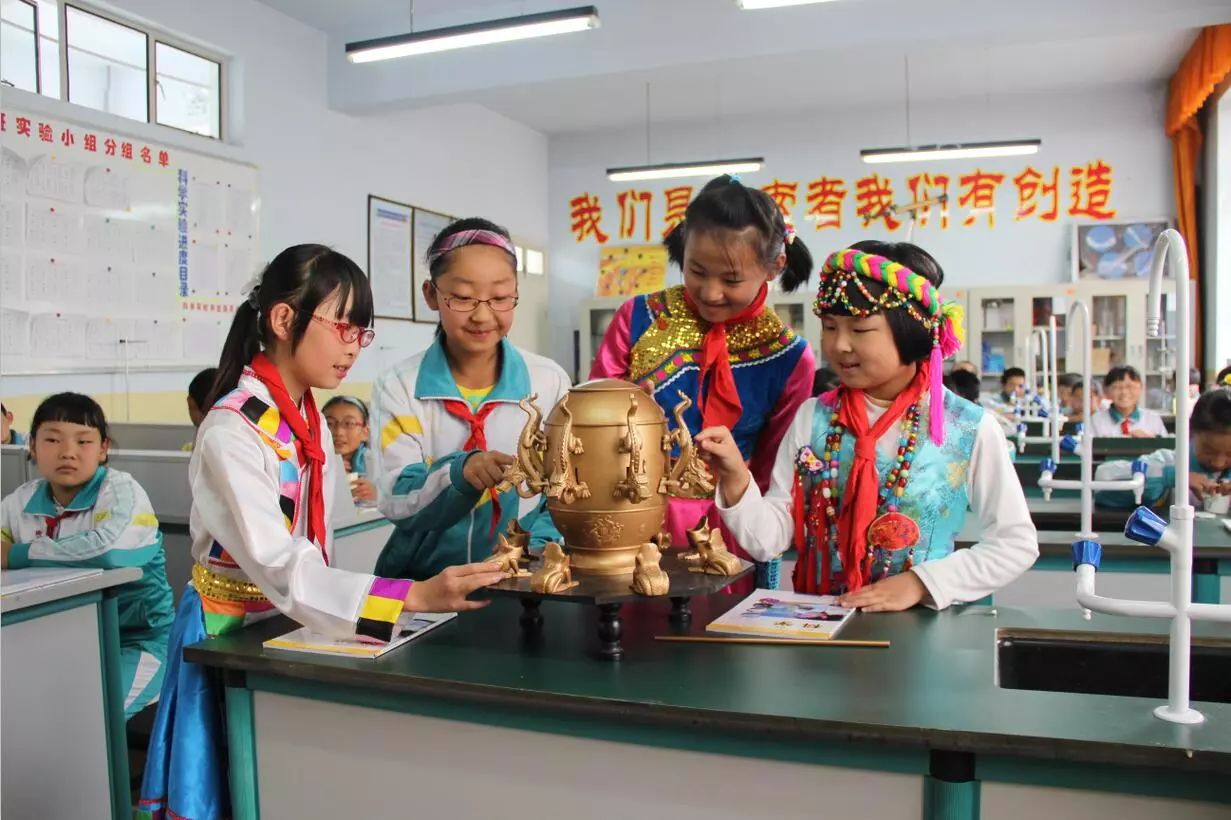 在队旗下茁壮成长,在星星火炬的指引下健康成长