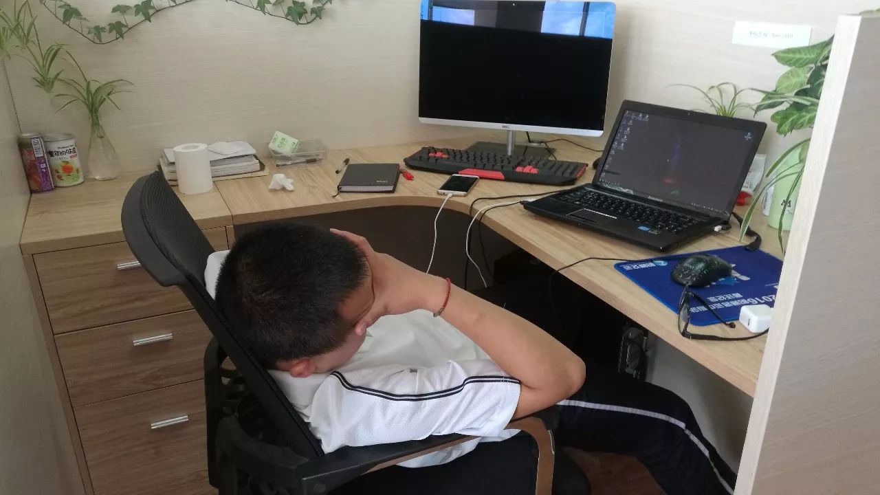 每一篇光鲜亮丽的推文背后，都有一群快秃顶的小编~