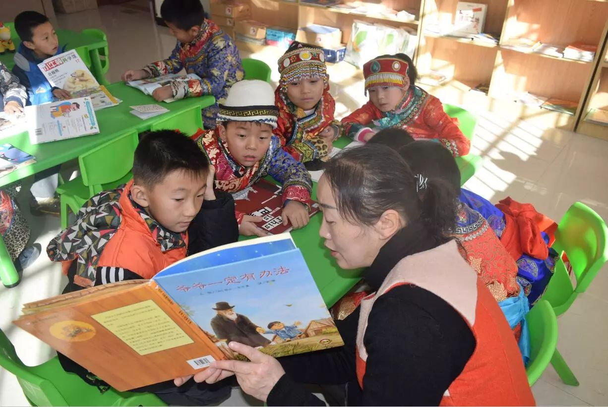 在队旗下茁壮成长,在星星火炬的指引下健康成长