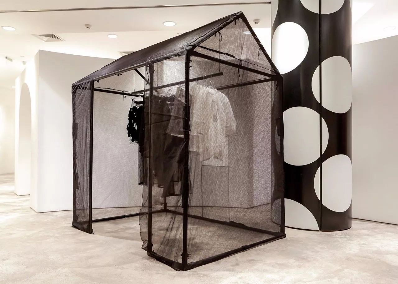 这家店在关门大吉之前YSL还专门为它推出性玩具！连GD也经常去逛~