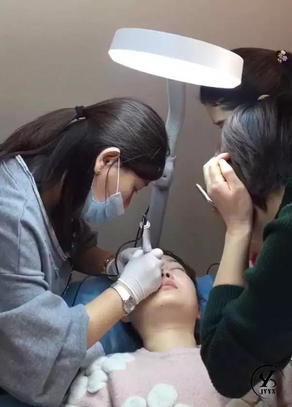 美瞳线不上色的原因以及补救方法,美瞳线不上色的表现及解决办法