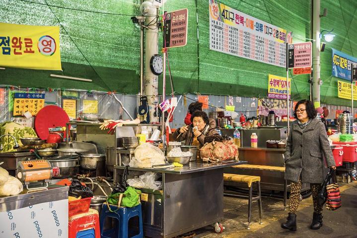 这里是韩国最传统的市场，不仅有美食还有免税店