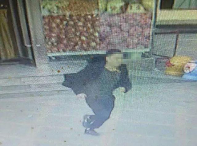 两男子抢劫金店一天就落网,男子持锤抢劫金店被抓