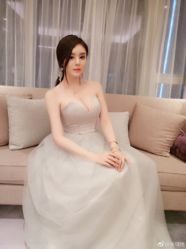 LOL主播张琪格决定改变直播风格,要做温柔大姐姐,只劈柴发嗲