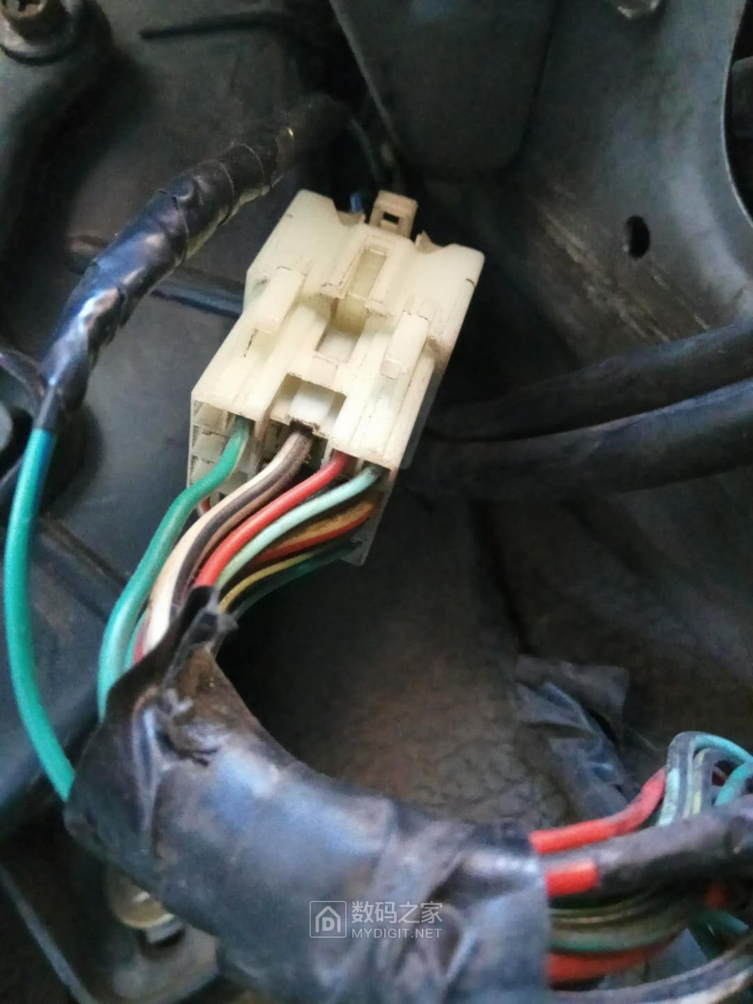 夏利刹车灯不亮的修理方法,夏利倒车灯常亮