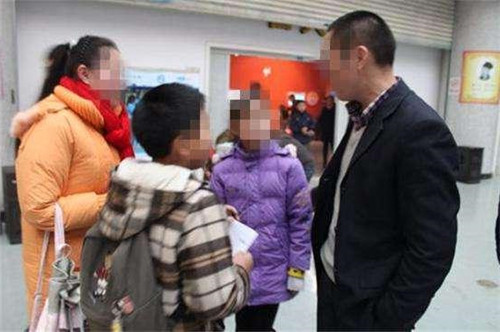 儿子突然说耳朵痛怎么办啊,6岁宝宝说耳朵疼不敢碰