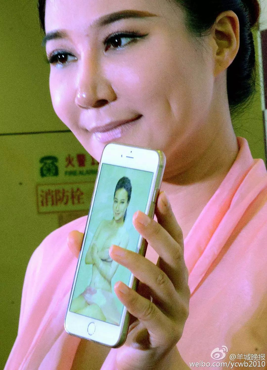 自称三国混血的安娜金和侯耀华三胞胎外甥女做的是同款脸吧?