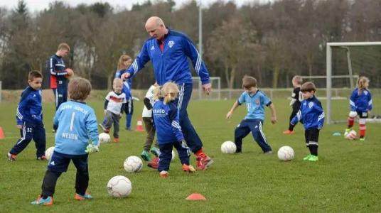 深思：哪国的足球才是适合我们长期学习的？竟有人说学鬼子