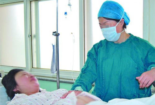 怀孕67天突然见红了怎么回事,怀孕七个月突然见红了是怎么回事