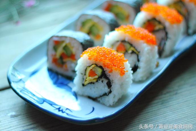 孩子不爱吃米饭，试试这种方法，把它做成紫菜包饭，肯定会抢着吃