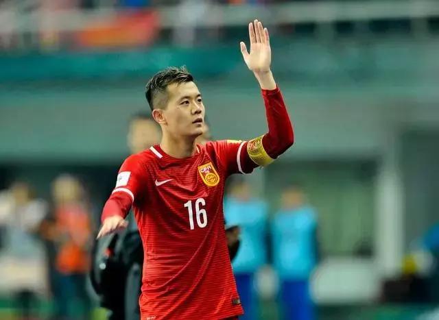 上港球迷*辱侮**恒大，黄博文于汉超反击：你们只是亚军，闭嘴吧！