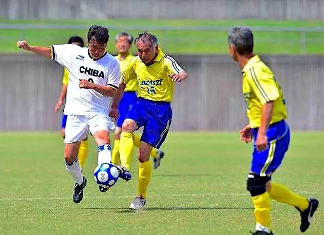 这个70岁的球友火遍我们的朋友圈，要踢到80岁