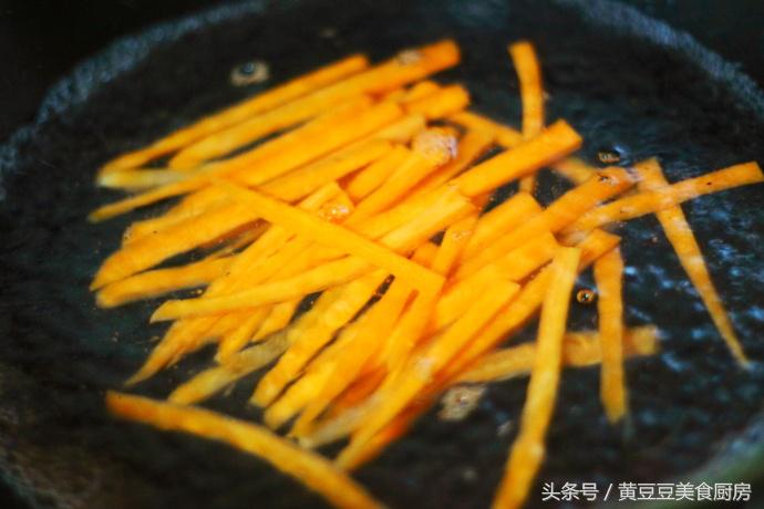 孩子不爱吃米饭，试试这种方法，把它做成紫菜包饭，肯定会抢着吃